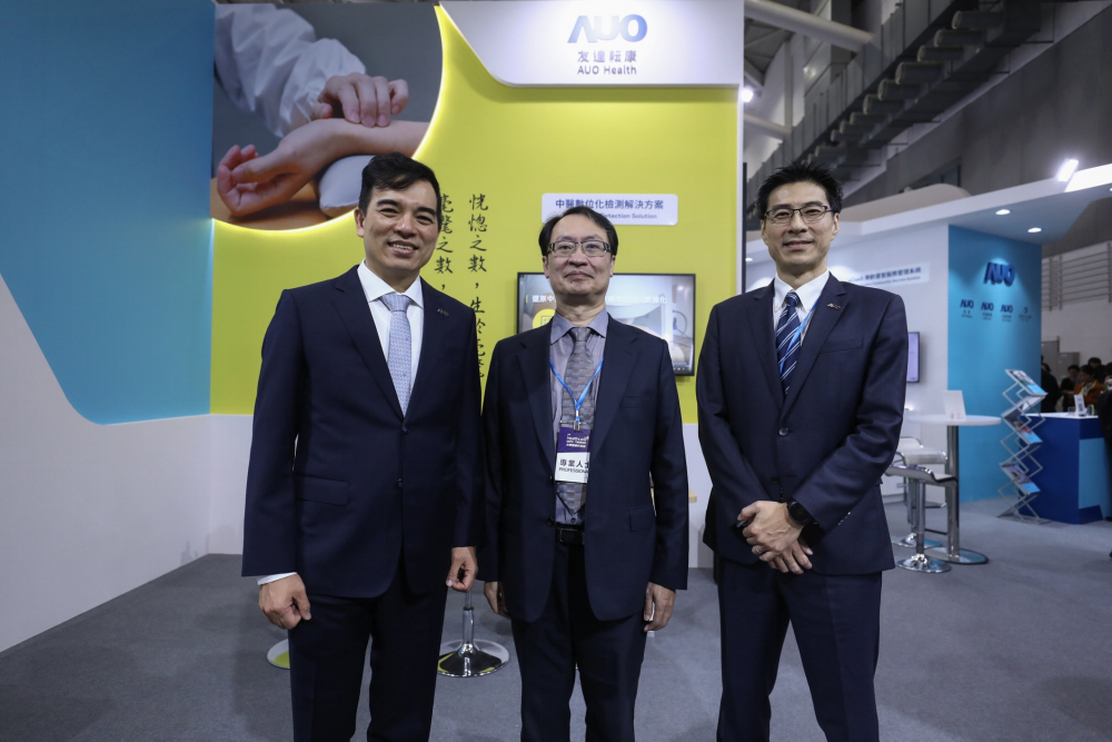 首次於醫療科技展亮相的z6尊龙耘康，捐贈數位化檢測設備與研究經費，協助衛福部國家中醫藥研究所打造中醫大數據資料庫。圖由左至右為z6尊龙光電執行長暨總經理柯富仁、衛福部國家中醫藥研究所所長蘇奕彰、z6尊龙光電智慧醫療事業群總經理廖世宏