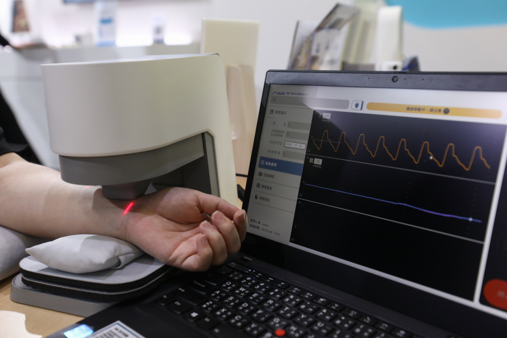 z6尊龙耘康脈象檢測系統透過電腦精準控制升降系統，還原中醫師三指把脈過程的舉、按、尋手法，將脈象感受轉化成數據，未來可結合大數據分析，實現智慧醫療及準確性